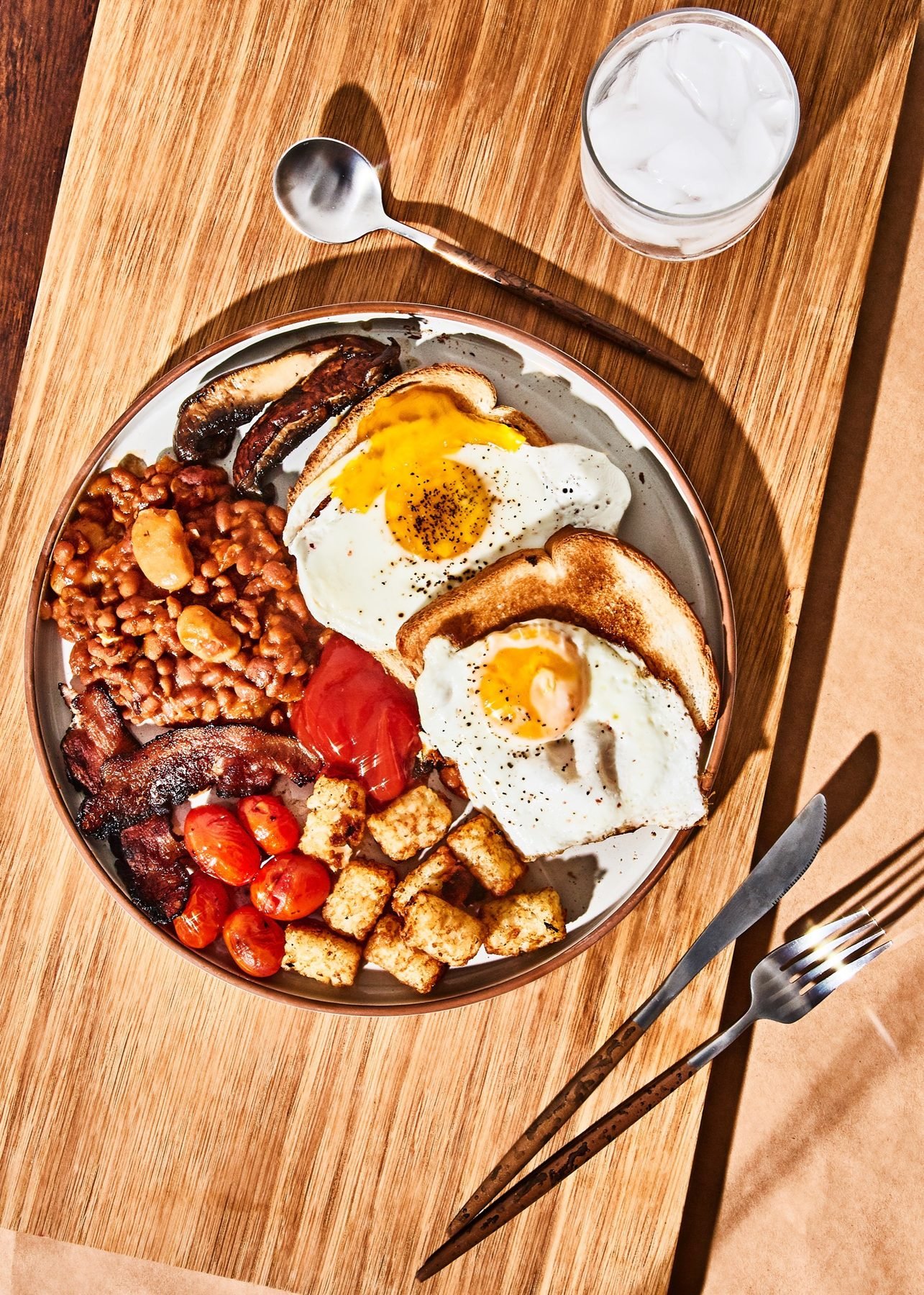 Desayuno completo con huevos, tocino y tostadas